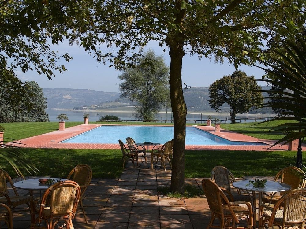La Penisola Hotel Baschi ภายนอก รูปภาพ